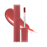 Lyserød lip tint med applikator og glansfuld rosenfarvet smøre bagved.