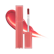 Coral farvet lip tint med applikator og en farveprøve i baggrunden.