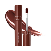 Mørk brun lip tint med glans og applikator, ved siden af en strøget farveprøve.