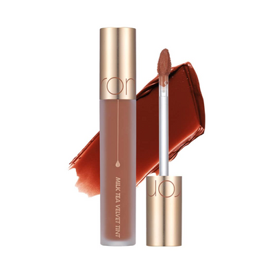 Rom&nd Milk Tea Velvet Tint i brun. Tube med applikator og farveprøve i baggrunden.