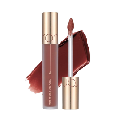 Lip tint i rose te nuancen med gyldent låg og penselapplikator.