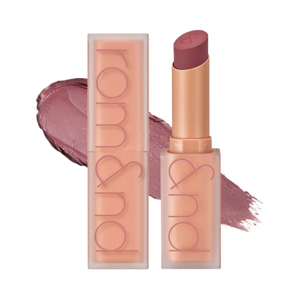 Rom&nd Zero Matte Lipstick i farven Mauve Beans, åben med hætte ved siden af og farveprøve bagved.