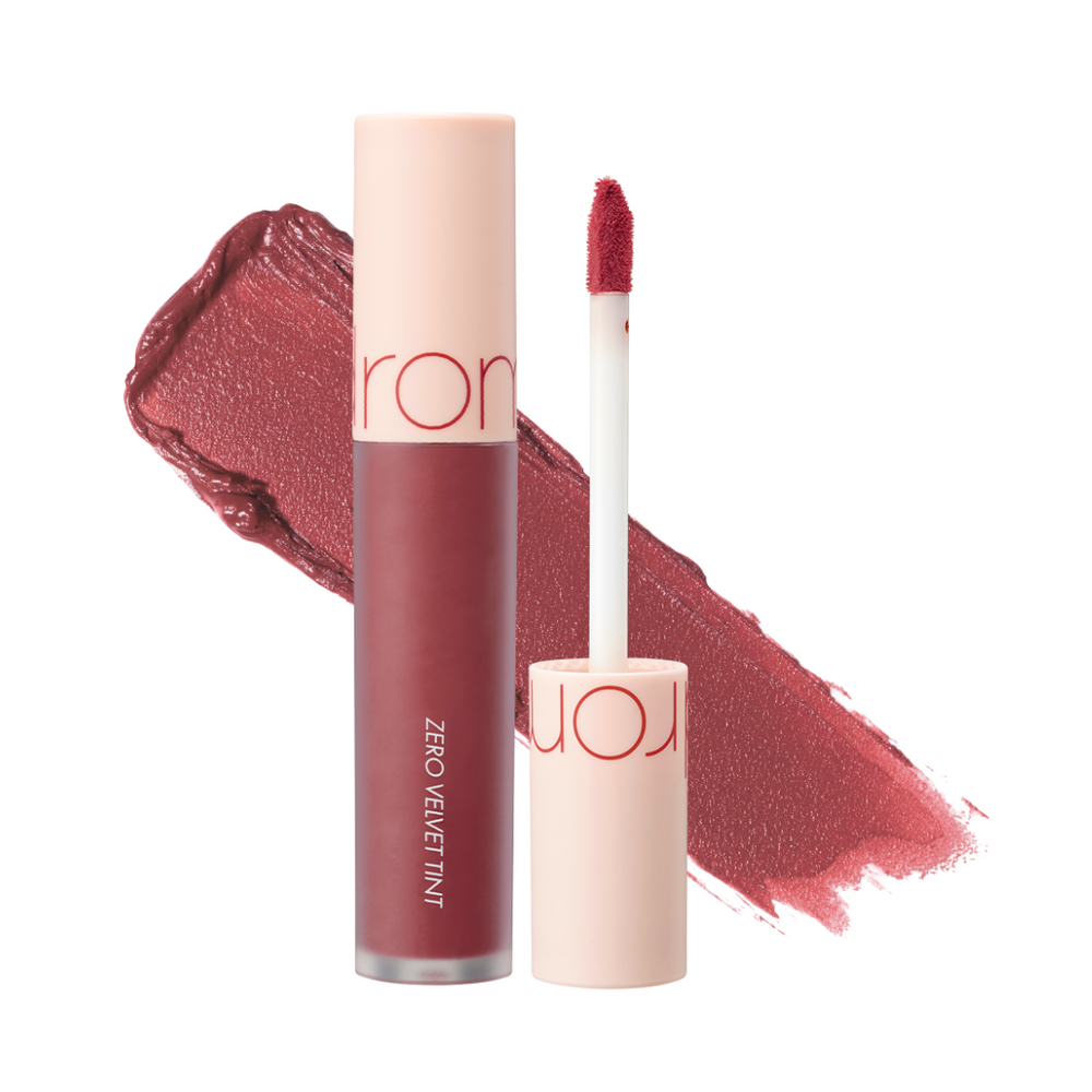 Rom&nd Zero Velvet Tint i brunlig nude farve med applikator og farveprøve bagved.