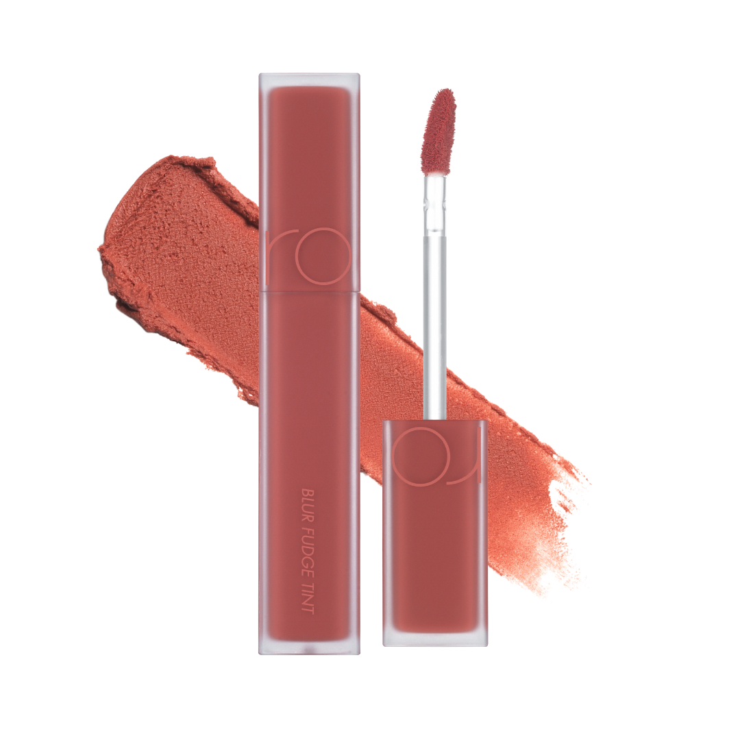 Rom&nd Blur Fudge Tint i varm koralfarve med applikator og farveprøve.