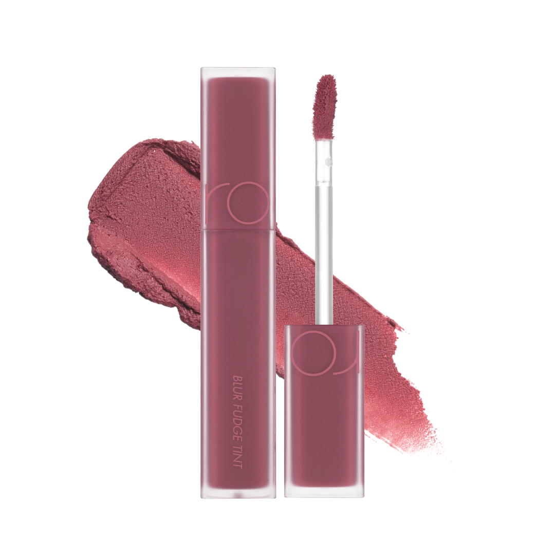 Rom&nd Blur Fudge Tint i farven #06 Mauvish med applikator og farveprøve i baggrunden.
