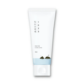 Hvid tube med teksten "1025 Dokdo Sleeping Pack" og koreansk skrift, minimalistisk design.