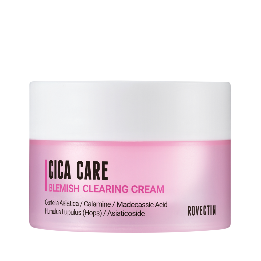 Lyserød og hvid krukke med teksten "Cica Care Blemish Clearing Cream" og ingredienser nævnt.