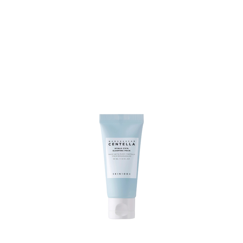 Blå tube med hvid hætte, mærket "Madagascar Centella Hyalu-Cica Sleeping Pack" fra SKIN1004.