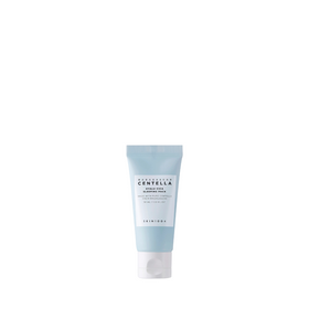 Blå tube med hvid hætte, mærket "Madagascar Centella Hyalu-Cica Sleeping Pack" fra SKIN1004.