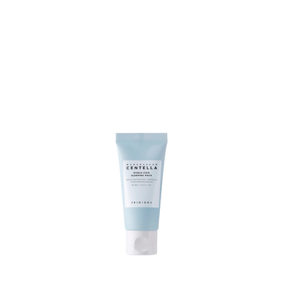 Blå tube med hvid hætte, mærket "Madagascar Centella Hyalu-Cica Sleeping Pack" fra SKIN1004.