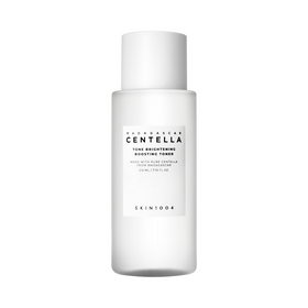 Hvid flaske med sort tekst: "Madagascar Centella Tone Brightening Boosting Toner" fra SKIN1004.