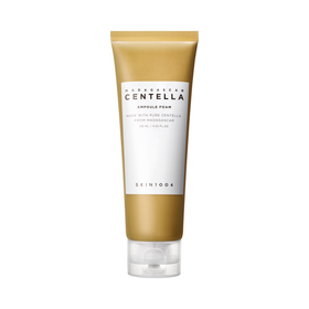 Tube med SKIN1004 Madagascar Centella Ampoule Foam, guld og hvidt design, 125 ml.