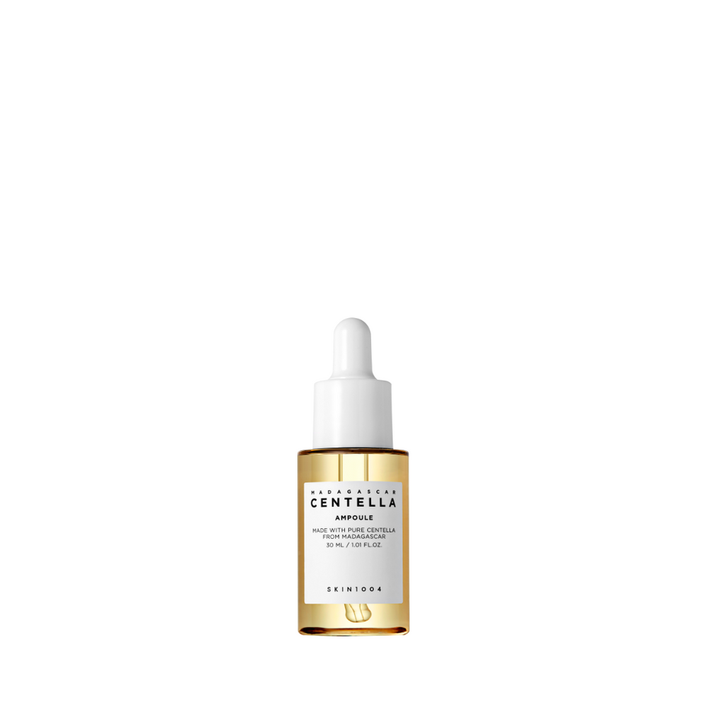 Klar flaske med hvid pipette, mærket "Madagascar Centella Ampoule" fra SKIN1004, 30 ml.
