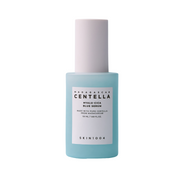 Blå flaske med etiketten "Madagascar Centella Hyalu-Cica Blue Serum" fra SKIN1004.