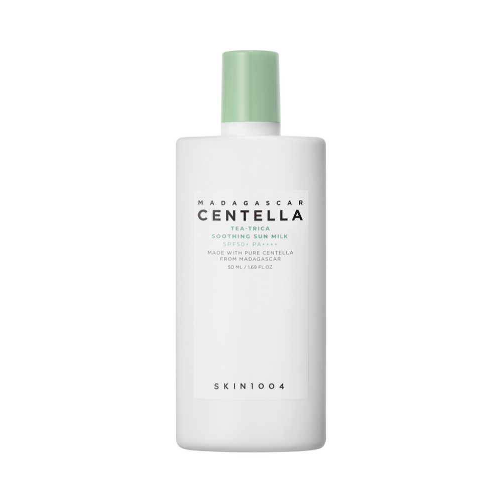 Hvid flaske med grøn låg, mærket "Madagascar Centella Tea-Trica Soothing Sun Milk".