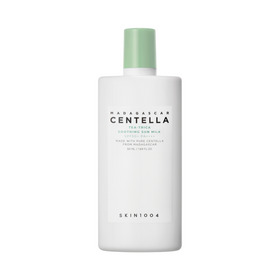 Hvid flaske med grøn låg, mærket "Madagascar Centella Tea-Trica Soothing Sun Milk".