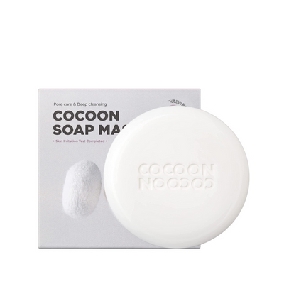 Rund, hvid sæbe med "COCOON" præget, foran emballage med tekst "Cocoon Soap Mask".