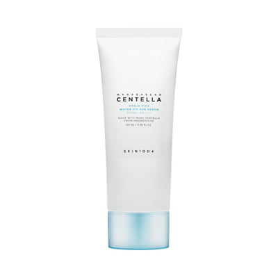 Hvid tube med blå hætte, tekst "Madagascar Centella Hyalu-Cica Sun Serum" og SKIN1004 logo.