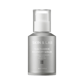 Sølvflaske med SKIN & LAB Niacinamide Recovery Serum, 30 ml.