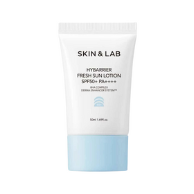 Hvid tube med lyseblå hætte. Tekst siger "SKIN & LAB Hybarrier Fresh Sun Lotion SPF50+ PA++++".