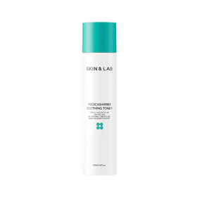 Hvid flaske med teal låg, mærket "SKIN & LAB Tricicabarrier Soothing Toner," 150 ml.