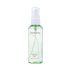 Klar sprayflaske med hvid pumpe, mærket "Sandawha Camellia Flower Hydrating Mist".