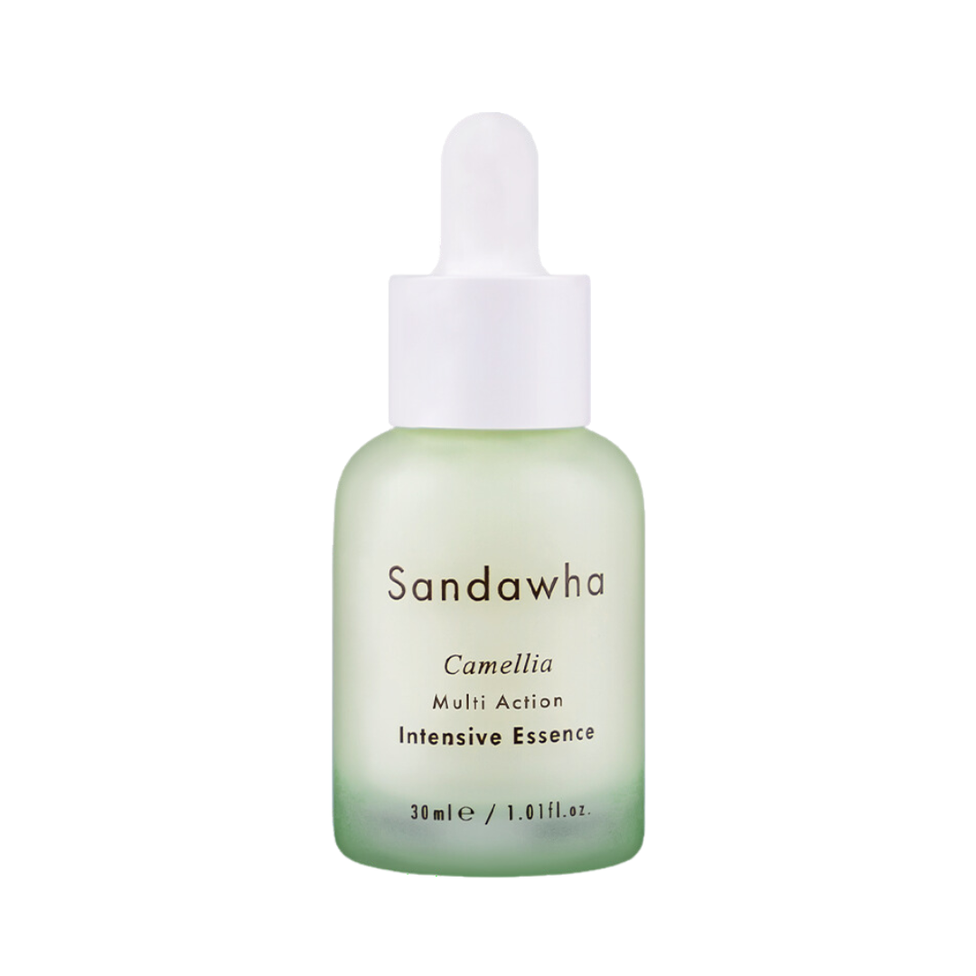 Grøn flaske med hvid pipette, "Sandawha Camellia Multi-Action Intensive Essence" på etiketten.