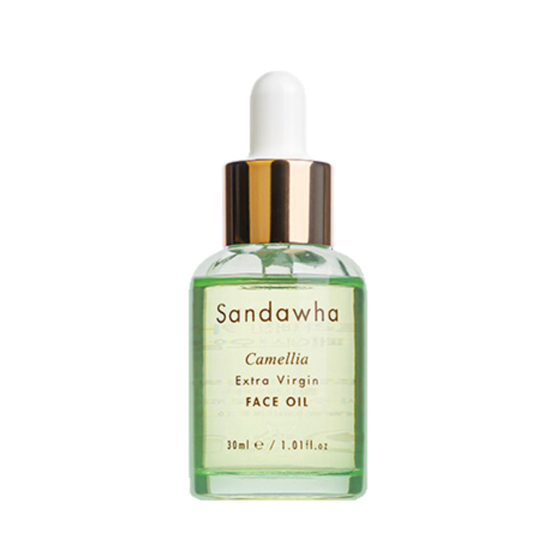 Klar flaske med hvid pipette, indeholder grøn olie. Etiket: Sandawha Camellia Face Oil, 30 ml.