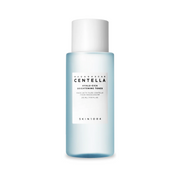 Lys blå flaske med hvid etiket, "Madagascar Centella Hyalu-Cica Brightening Toner", SKIN1004.