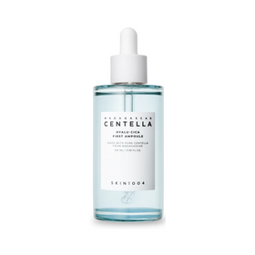 Flaske med hvid etiket og pipette, indeholder SKIN1004's Centella Hyalu-Cica First Ampoule.