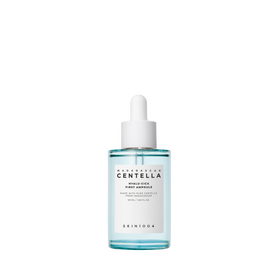 Klar flaske med blå væske, hvid etiket og dråberhætte. Produkt: SKIN1004 Centella Ampoule.