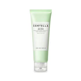 Grøn tube med SKIN1004 logo, "Madagascar Centella Tea-Trica BHA Foam" tekst.