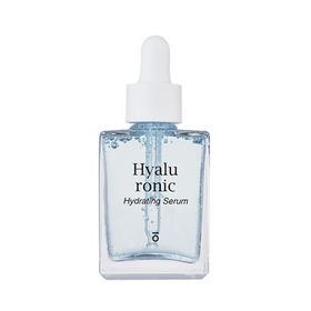 Klar flaske med hvid pipette og lyseblå væske, mærket "Hyaluronic Hydrating Serum".