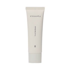 Hvid tube med "Slosophy Slowly Sun Serum" tekst, SPF50+ PA+++. Minimalistisk design.