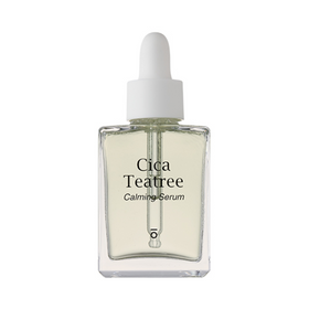 Klar glasflaske med hvid dråbehætte, mærket "Cica Teatree Calming Serum".