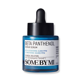 Blå flaske med sort pipette, mærket "Beta Panthenol Repair Serum" af mærket Some By Mi.