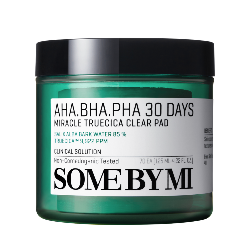 Grøn krukke med sort låg, mærket "AHA BHA PHA 30 Days Miracle Truecica Clear Pad" af Some By Mi.