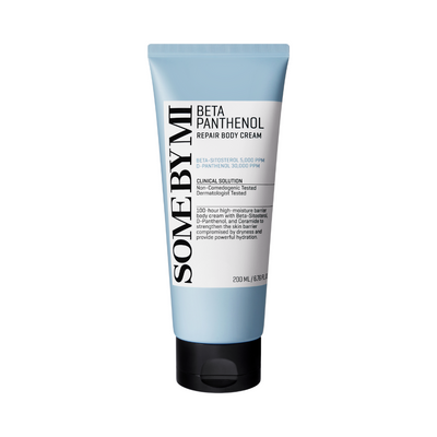 Lyseblå tube med tekst "SOME BY MI Beta Panthenol Repair Body Cream", 200 ml, fugtgivende formel.