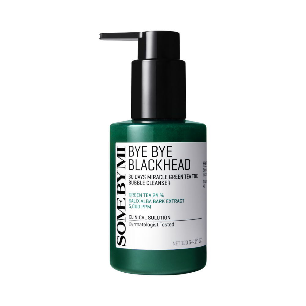 Grøn flaske med sort pumpe. Etiket: "Some By Mi Bye Bye Blackhead", grøn te og salix alba bark.