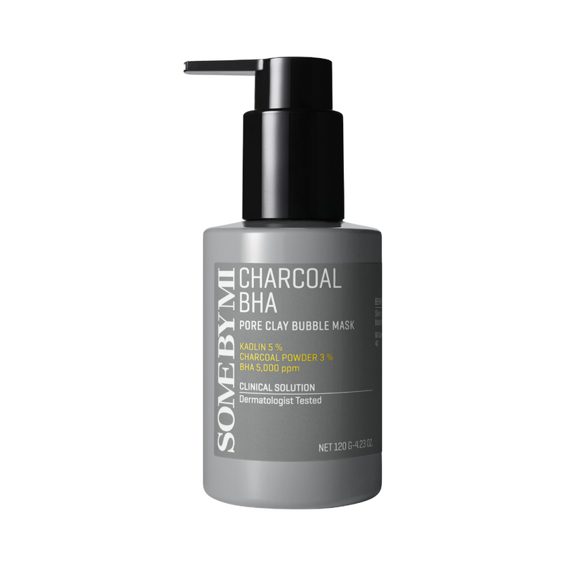Grå flaske med pumpe. Etiket: "Some By Mi Charcoal BHA Pore Clay Bubble Mask". 120g, klinisk testet.
