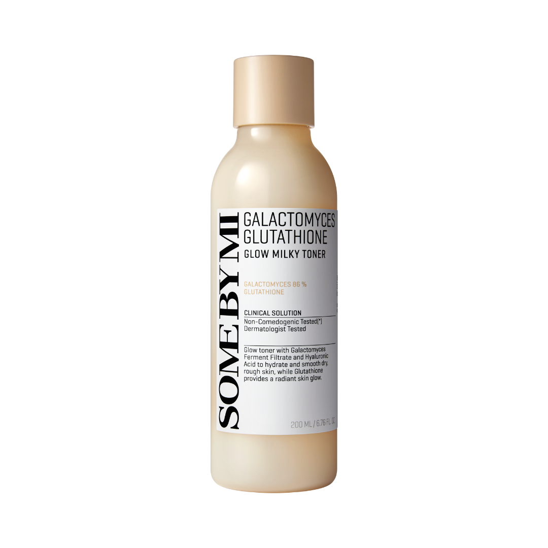 Beige flaske med sort skrift, "Some By Mi Galactomyces Glutathione Glow Milky Toner" på etiketten.
