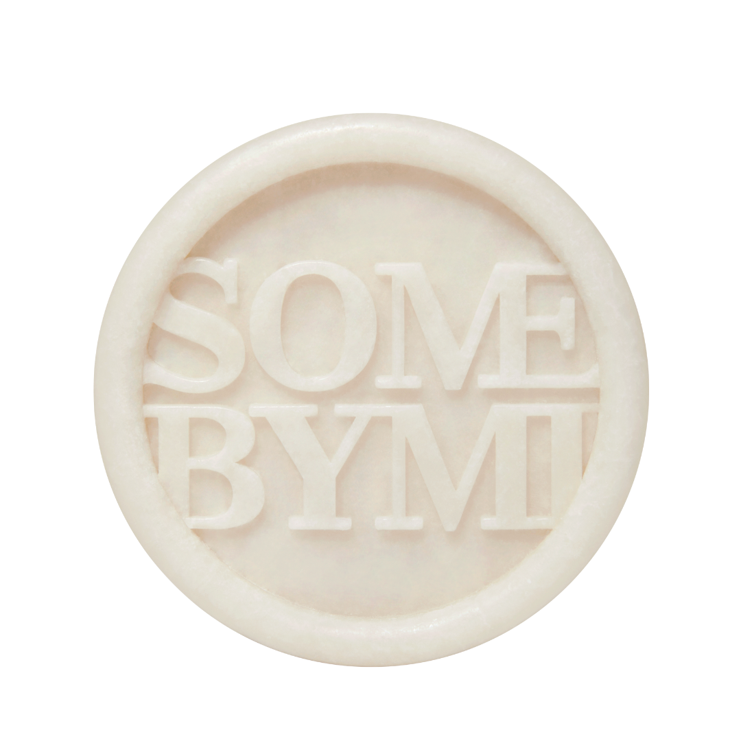Rund hvid sæbebar med teksten "Some By Mi" i store bogstaver på overfladen.