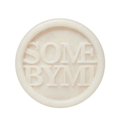 Rund hvid sæbebar med teksten "Some By Mi" i store bogstaver på overfladen.