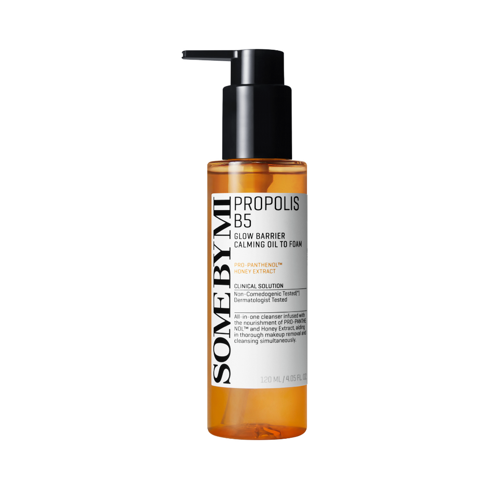 Amber flaske med sort pumpe og etiket med teksten "Some By Mi Propolis B5 Glow Barrier".