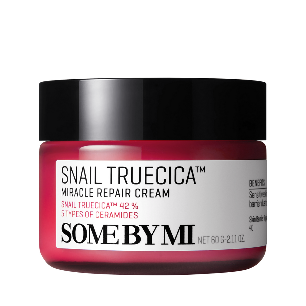 Rød krukke med sort låg, mærket "Snail Truecica Miracle Repair Cream" fra Some By Mi.