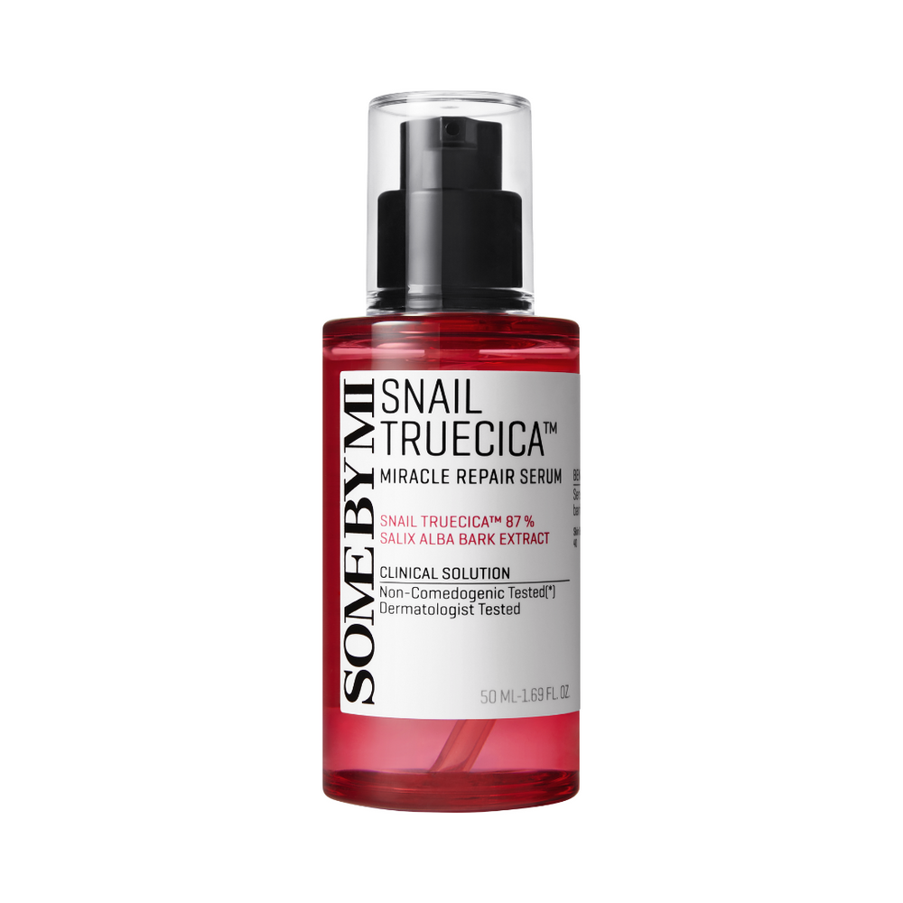 Flaske med Some By Mi Snail Truecica Miracle Repair Serum, hvid etikette med sort og rød tekst.