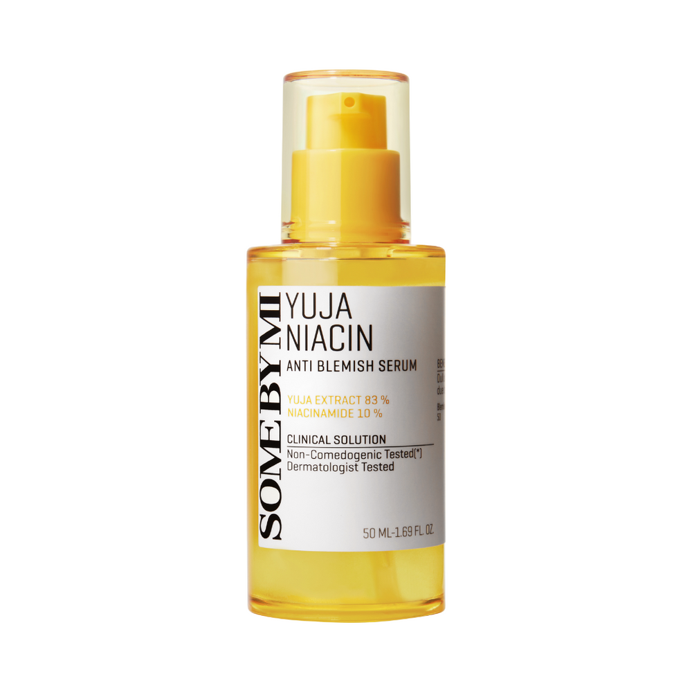 Klar flaske med gul pumpe, mærket "Some By Mi - Yuja Niacin Anti Blemish Serum."