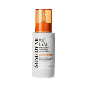 Hvid flaske med orange pumpe, mærket "Some By Mi V10 Hyal Antioxidant Sunscreen SPF50+ PA++++".