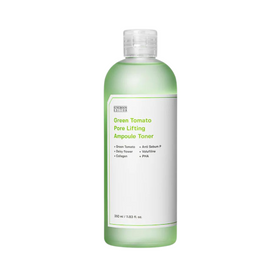 Grøn flaske med etiket: "Green Tomato Pore Lifting Ampoule Toner" med ingredienser nævnt.