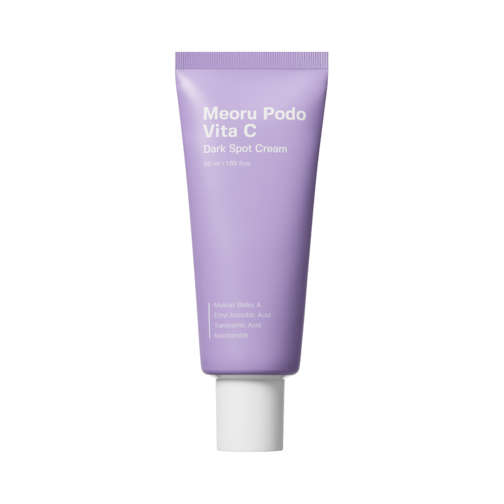 Lilla tube med teksten "Meoru Podo Vita C Dark Spot Cream" og ingredienser som Muscat Bailey A.